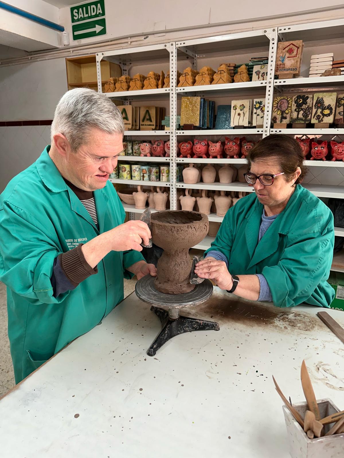 Alumnos del taller de cerámica del Centro Ocupacional Javier Peña elaborando el cáliz para el Papa