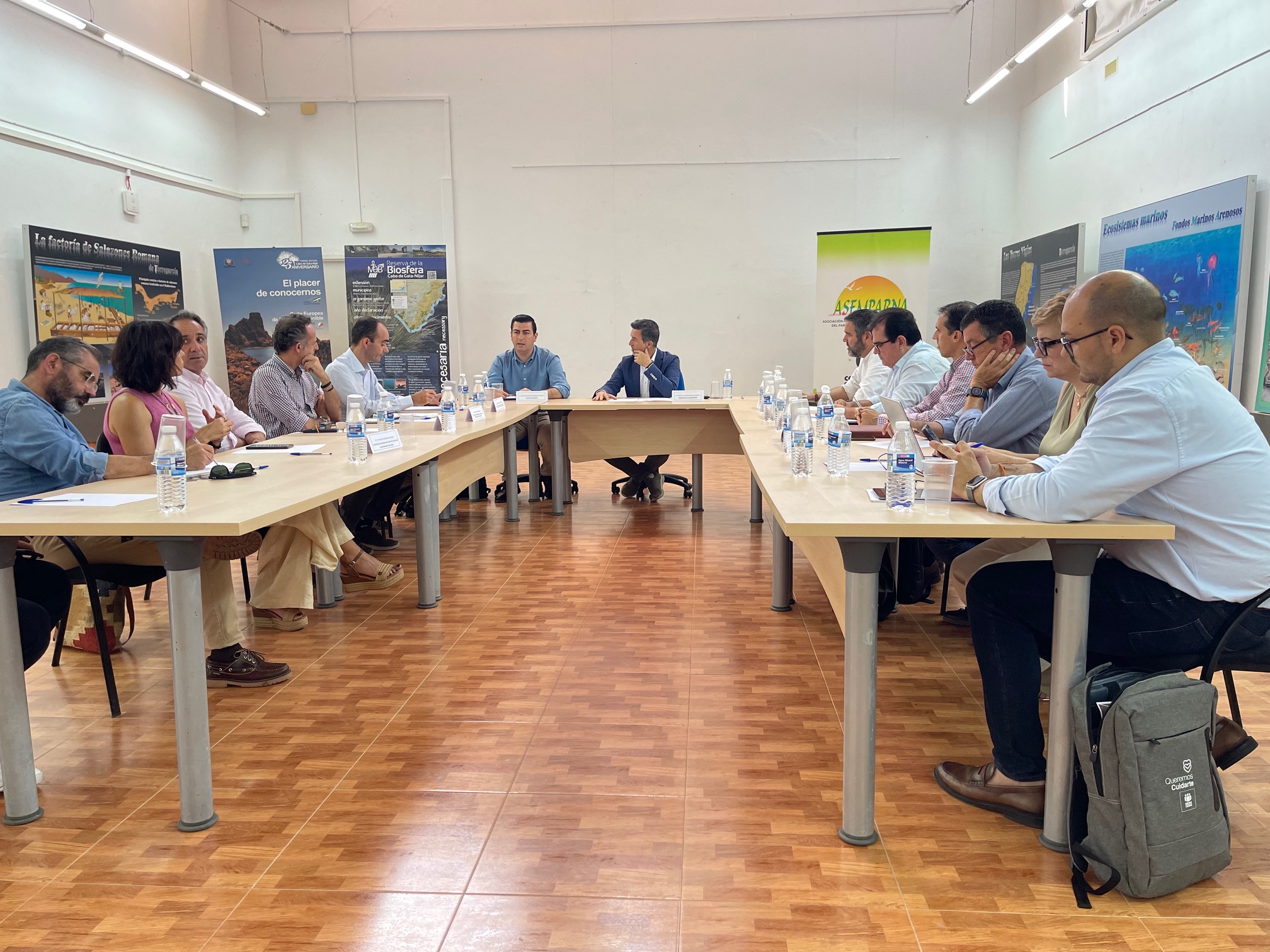 Movilidad, limpieza y viviendas turísticas, a debate en la II Mesa de Desarrollo del Parque natural Cabo de Gata-Níjar, organizada por Asemparna