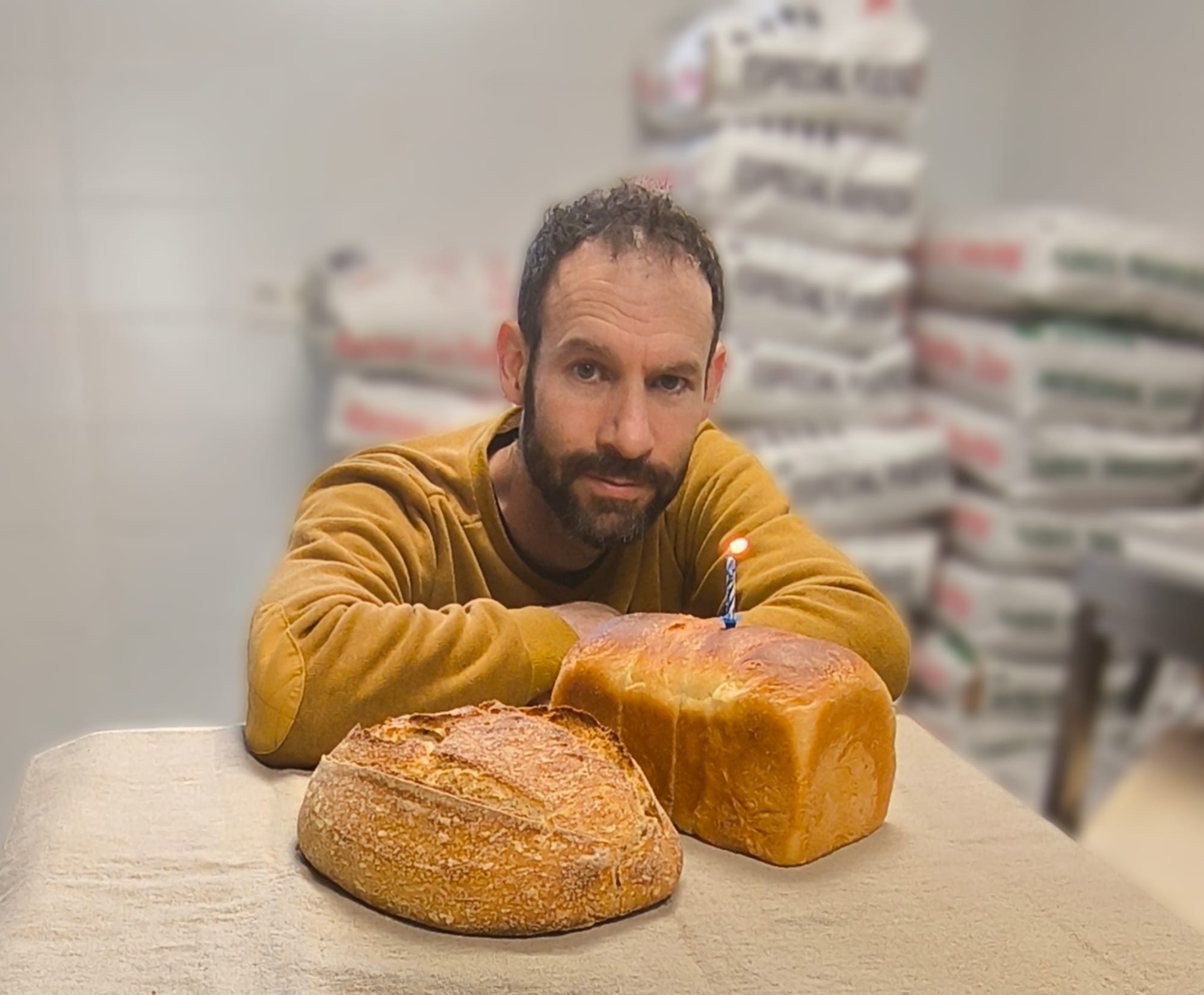 rubén, amasando pan en fondon