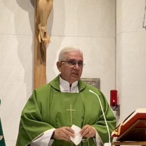 Sacerdote Roberto Rodríguez Espinosa, director del programa 'Sal y Luz'. 