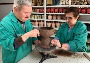 Alumnos del taller de cerámica del Centro Ocupacional Javier Peña elaborando el cáliz para el Papa