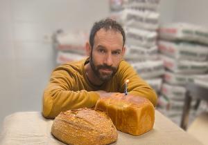 rubén, amasando pan en fondon